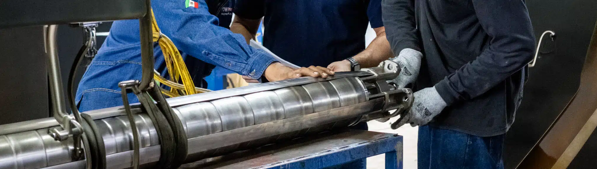 Imagen de personas trabajando con maquinaria industrial