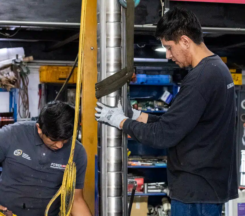Foto de personas trabajando con maquinaria industrial
