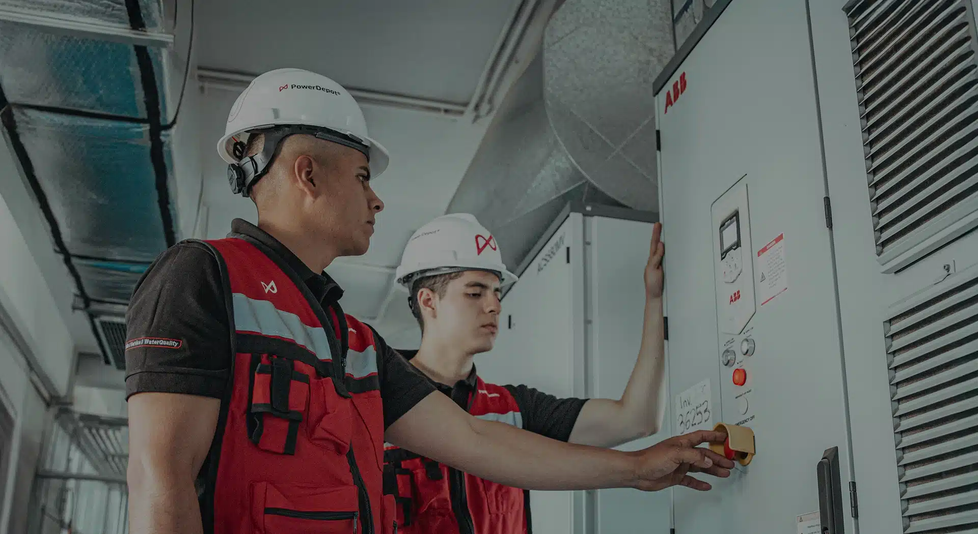 Técnico especialista operando equipo eléctrico industrial